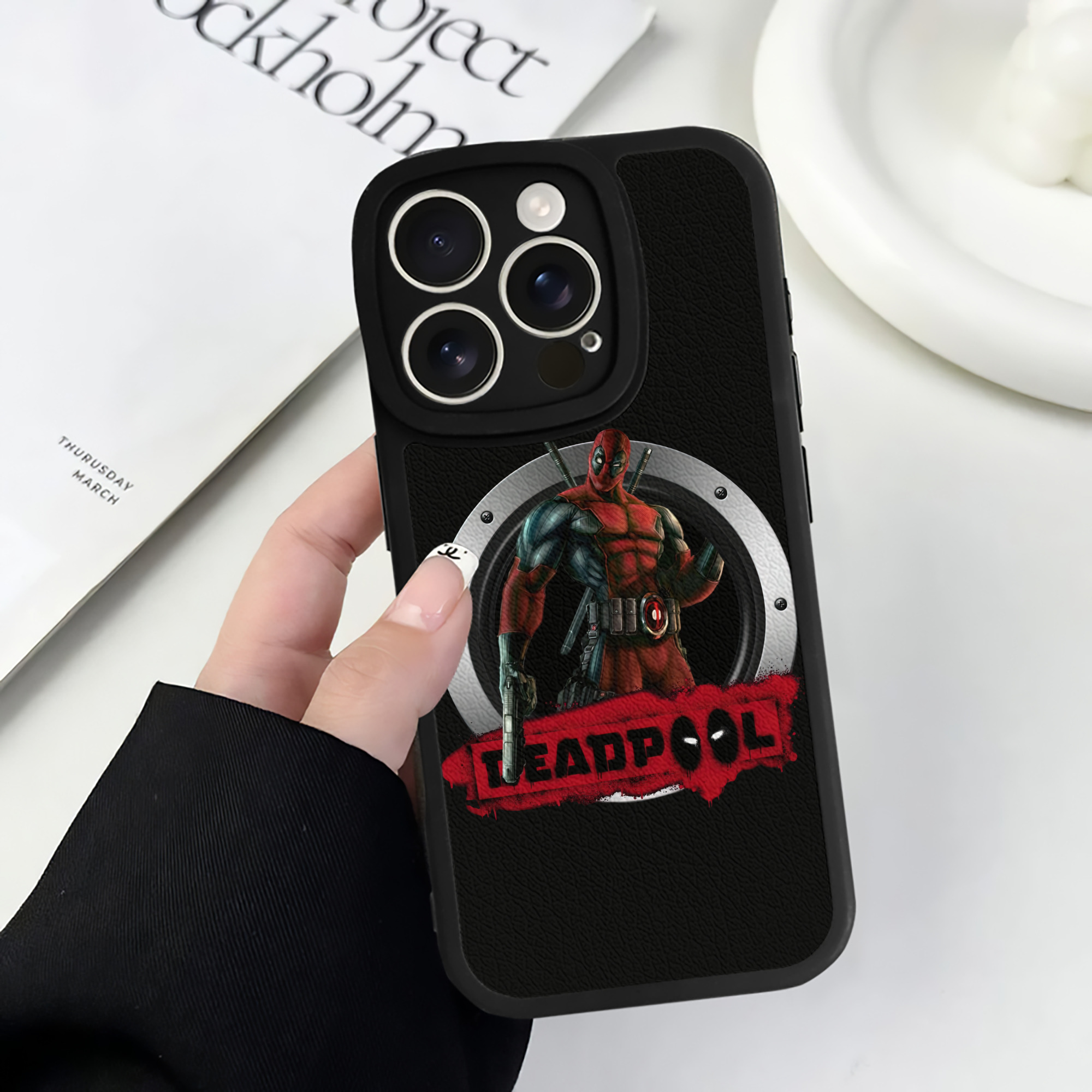 （画像用） Deadpool デッドプール 【iPhone 16シリーズ対応】シリコンスマホケース（レザー調） 材質：シリコン